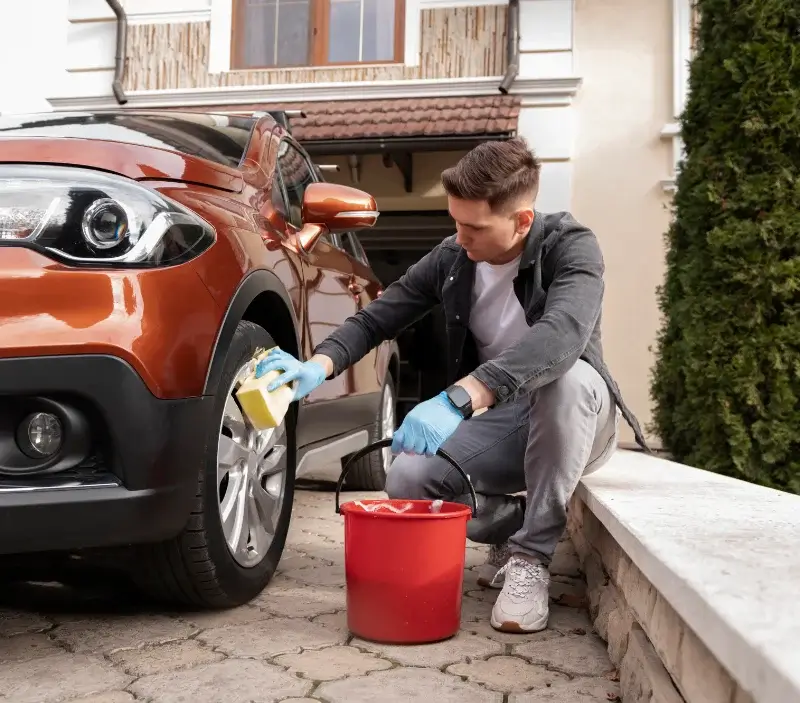 Lavage auto à domicile Clavières : professionnel intervenant sur un véhicule